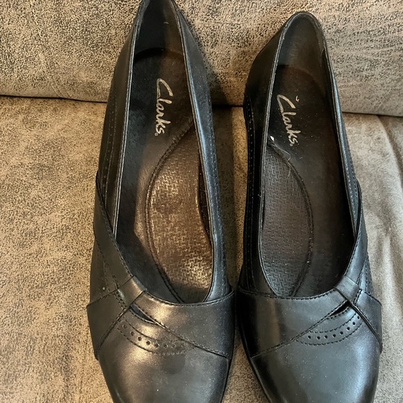 Clarks Women's Black Leather Loafers - Picture 1 of 3